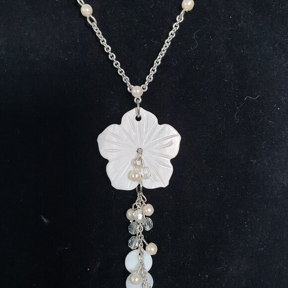 Vintage Avon Mother of Pearl Carved Flower Silver Tone Pendant Necklace Necklace - Picture 6 of 9